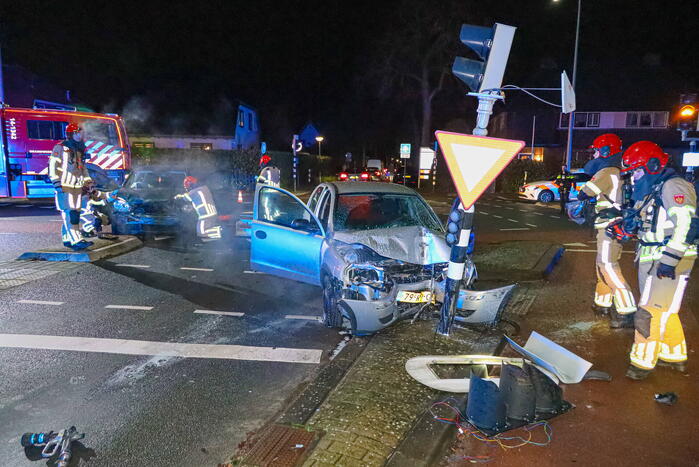 Auto vliegt in brand bij botsing