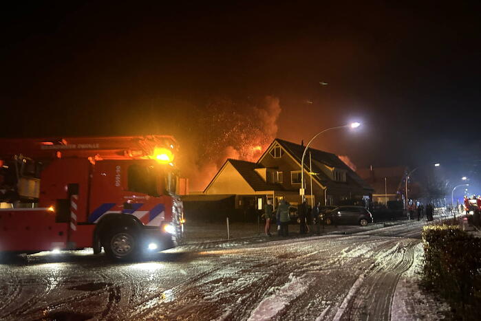 Flinke vlammen bij grote uitslaande brand