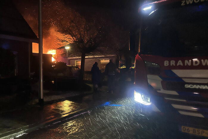 Flinke vlammen bij grote uitslaande brand