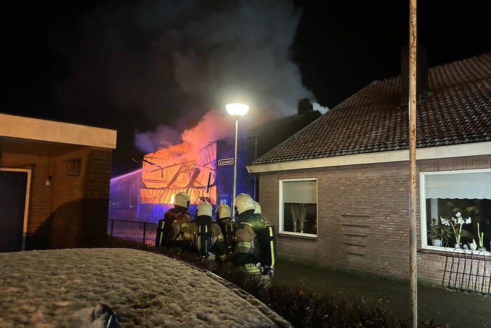 Flinke vlammen bij grote uitslaande brand