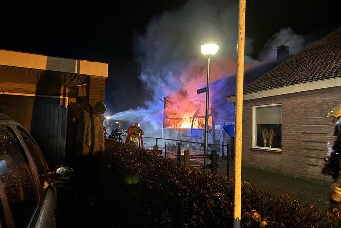 Flinke vlammen bij grote uitslaande brand