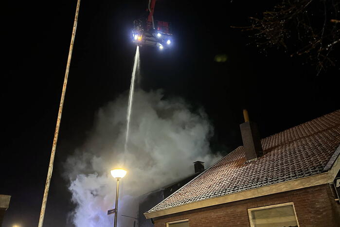 Flinke vlammen bij grote uitslaande brand