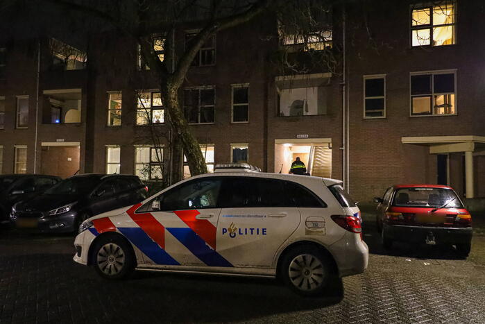 Mannen in witte pakken doen onderzoek