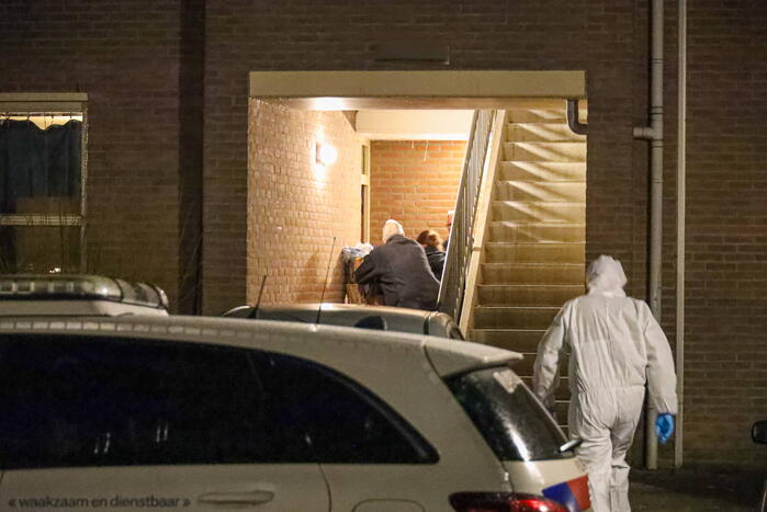 Mannen in witte pakken doen onderzoek