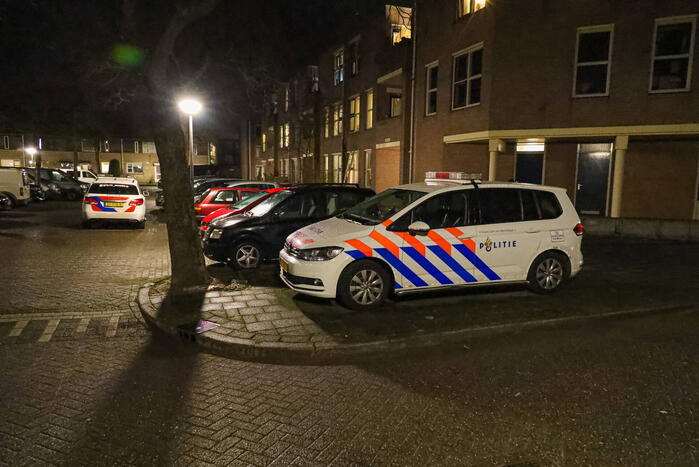 Mannen in witte pakken doen onderzoek