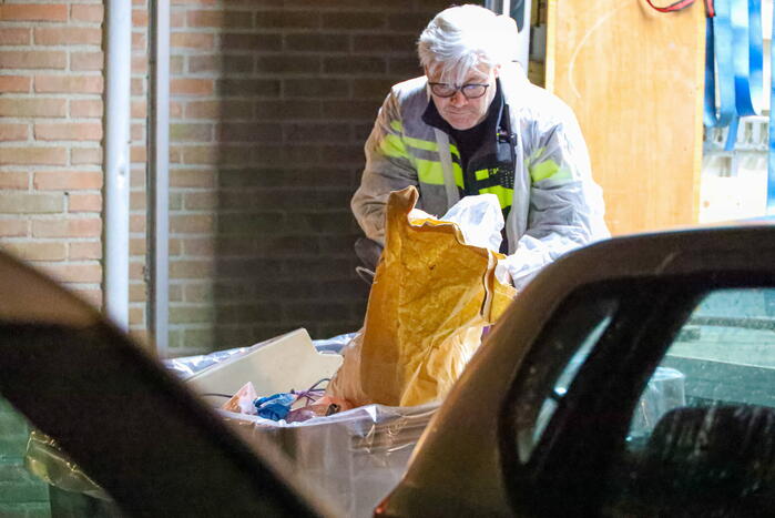 Mannen in witte pakken doen onderzoek