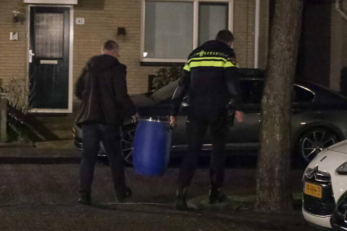 Mannen in witte pakken doen onderzoek