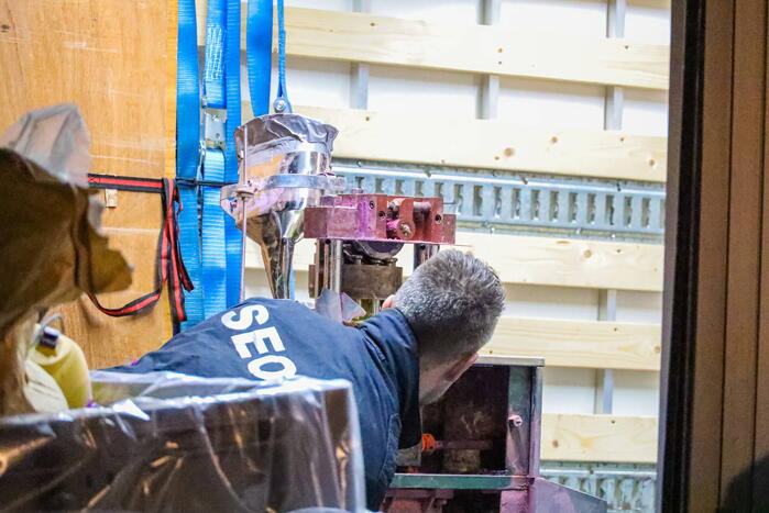 Mannen in witte pakken doen onderzoek