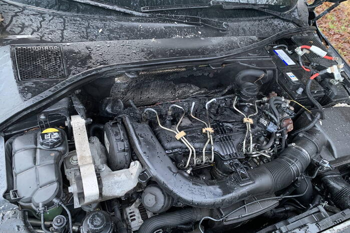 Harde knal zorgt voor brand in auto