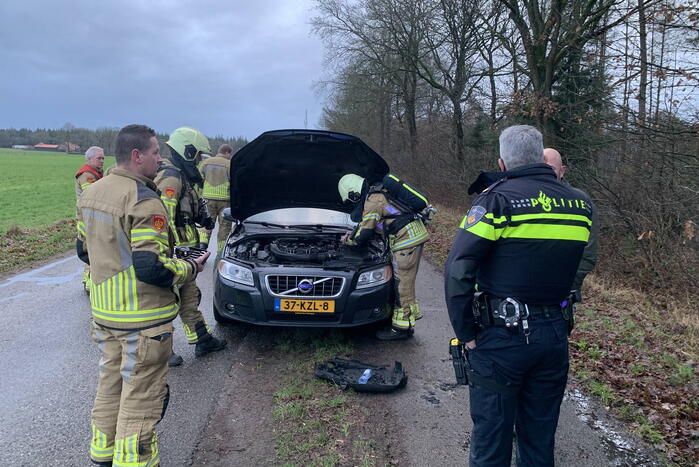 Harde knal zorgt voor brand in auto