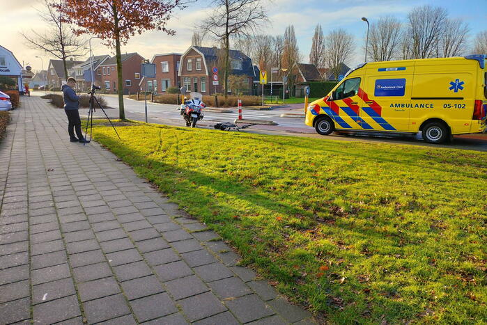 Fietser na ziekenhuis bij botsing