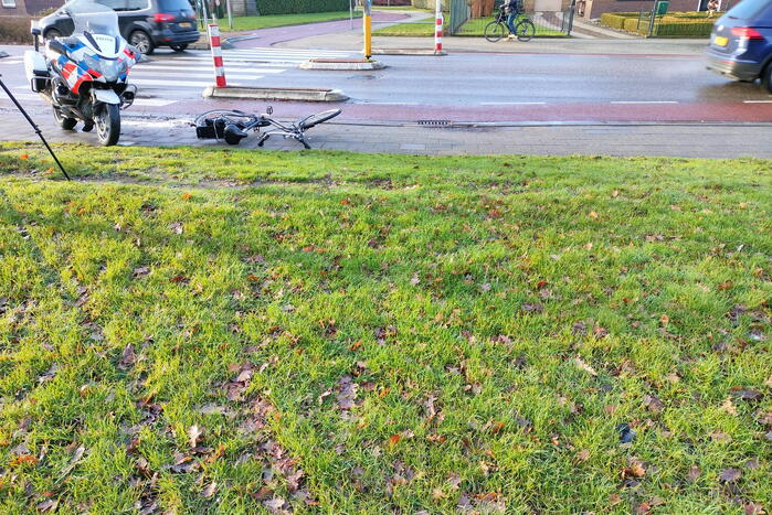 Fietser na ziekenhuis bij botsing