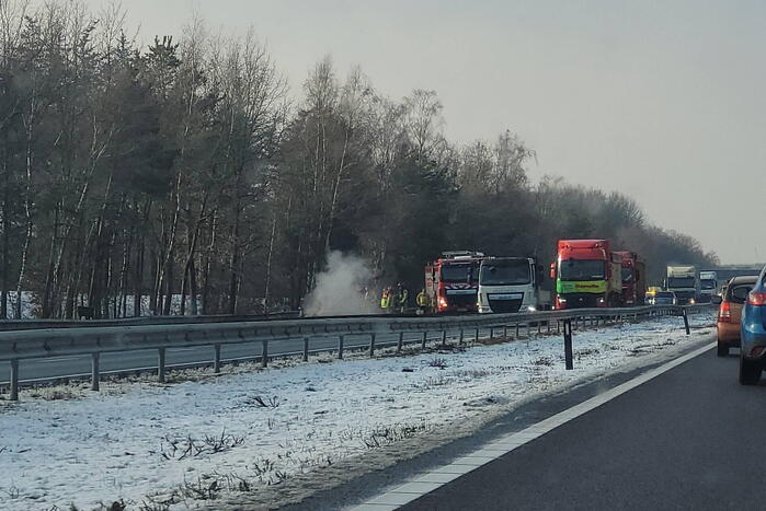 Flinke file door brand op snelweg