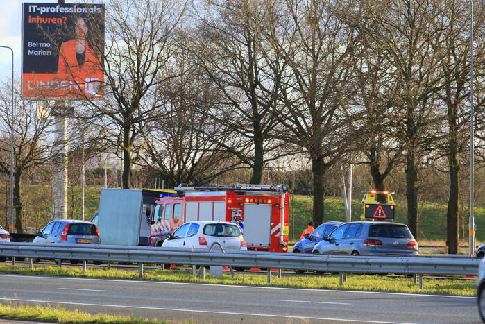 Brandweer doet onderzoek in bakwagen