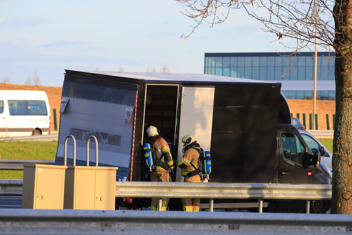 Brandweer doet onderzoek in bakwagen