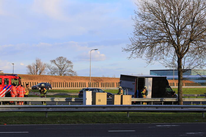 Brandweer doet onderzoek in bakwagen