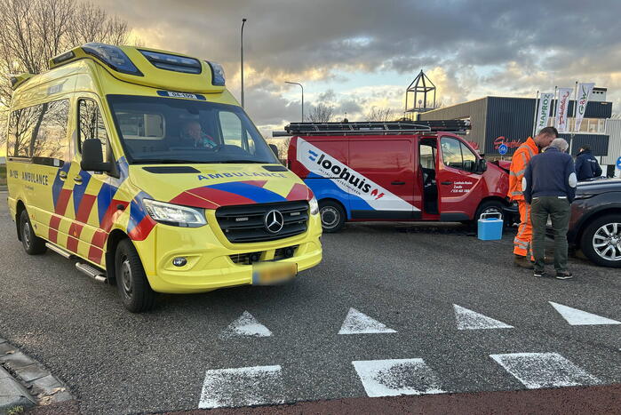 Bestelbus en auto beschadigd door aanrijding