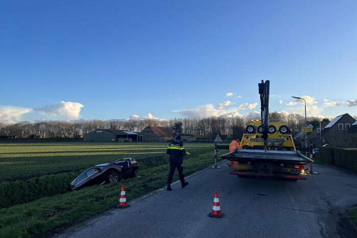 Auto raakt van de weg belandt in sloot