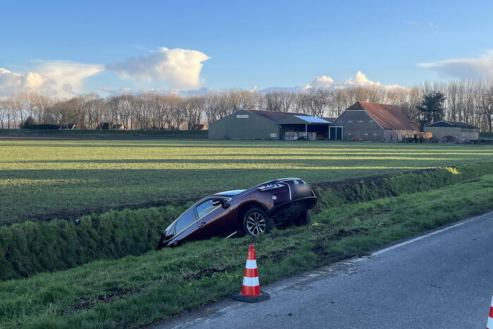Auto raakt van de weg belandt in sloot