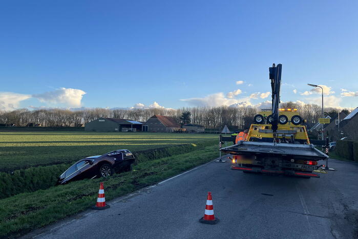 Auto raakt van de weg belandt in sloot