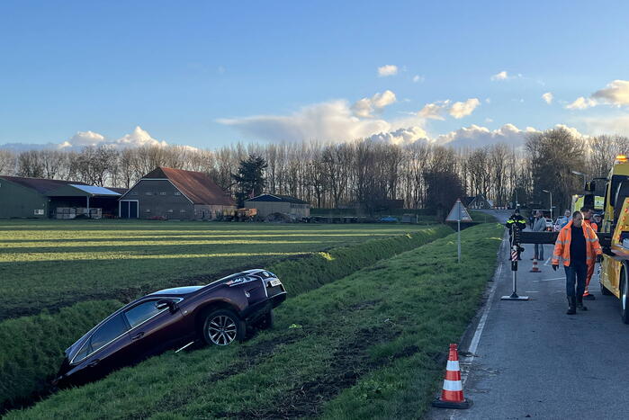 Auto raakt van de weg belandt in sloot