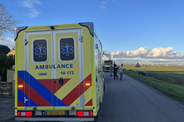 Auto raakt van de weg belandt in sloot
