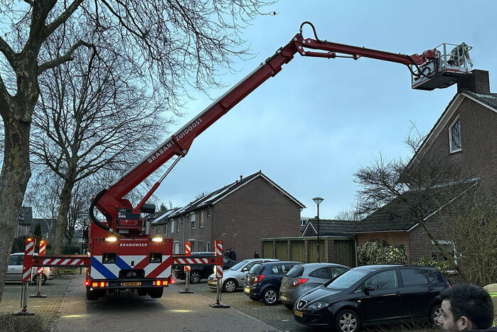 Brandweer veegt schoorsteen na brand