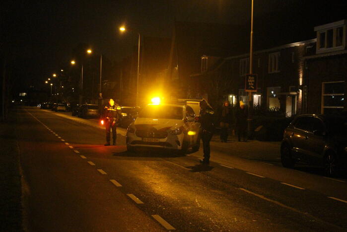 Brandweer veegt schoorsteen na brand