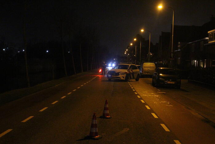 Brandweer veegt schoorsteen na brand