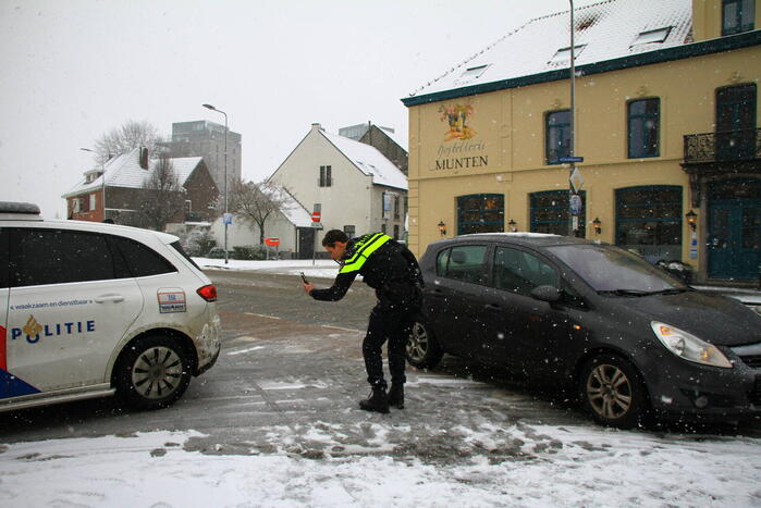 Automobilist botst bovenop politiewagen
