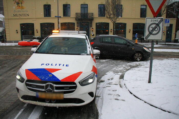 Automobilist botst bovenop politiewagen