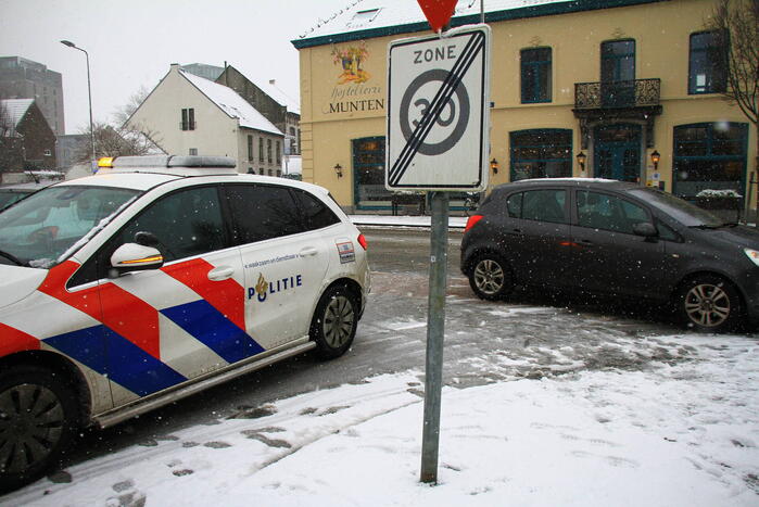 Automobilist botst bovenop politiewagen