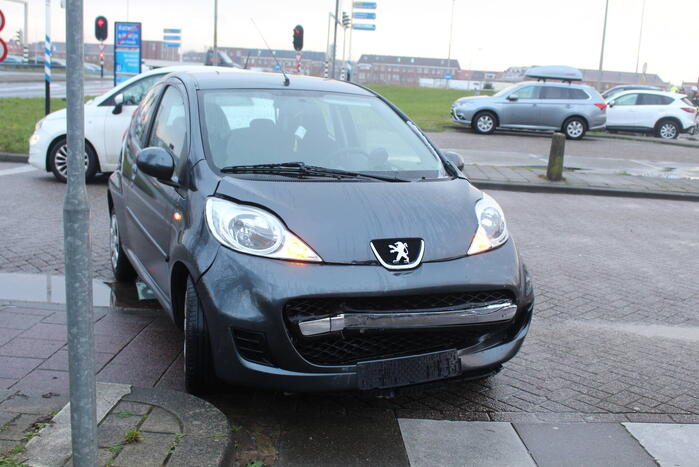 Automobilist neem bocht te ruim en botst op tegenligger