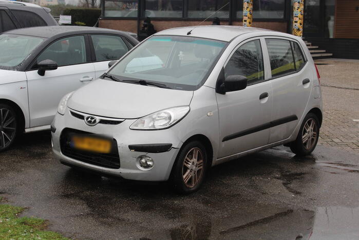 Automobilist neem bocht te ruim en botst op tegenligger