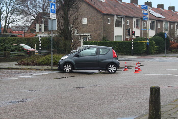 Automobilist neem bocht te ruim en botst op tegenligger
