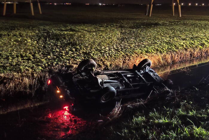 Auto slaat over de kop en belandt in sloot