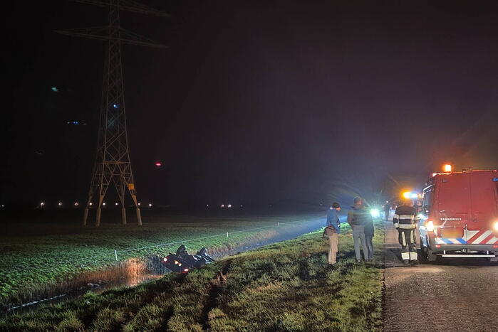 Auto slaat over de kop en belandt in sloot