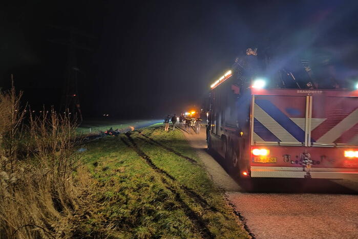 Auto slaat over de kop en belandt in sloot