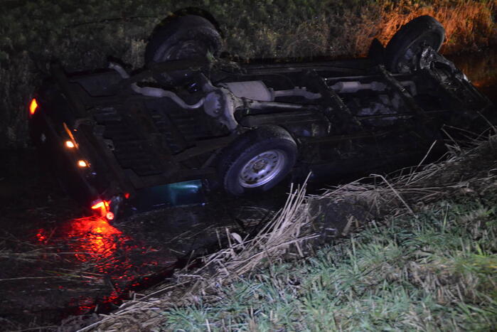 Auto slaat over de kop en belandt in sloot