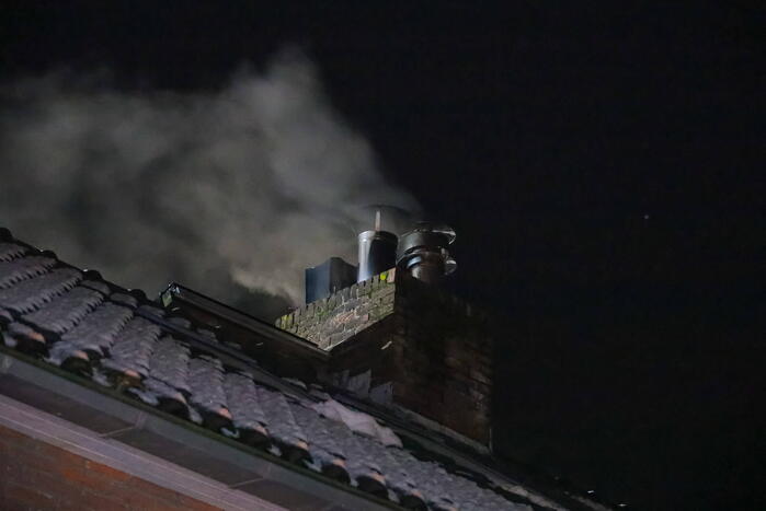 Brand in openhaard staat door naar kelder
