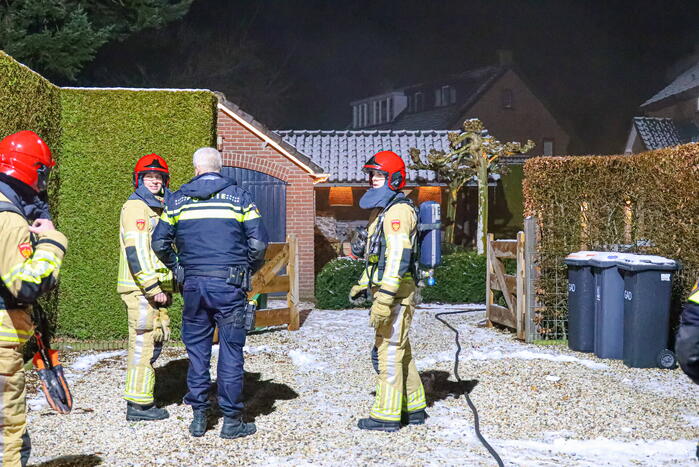 Brand in openhaard staat door naar kelder