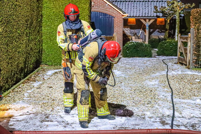Brand in openhaard staat door naar kelder