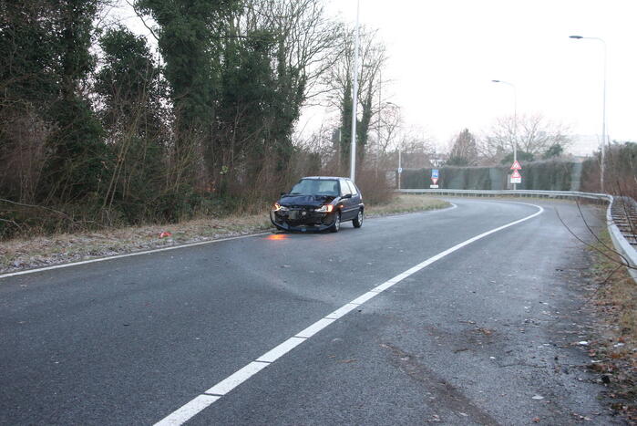 Twee voertuigen beschadigd na eenzijdige ongevallen door gladheid