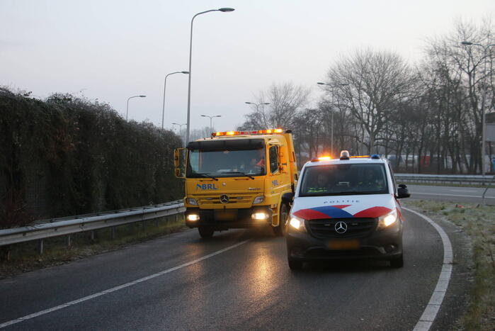 Twee voertuigen beschadigd na eenzijdige ongevallen door gladheid