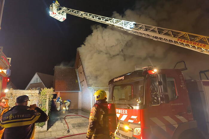 Uitslaande brand in tuinhuis slaat over naar woning