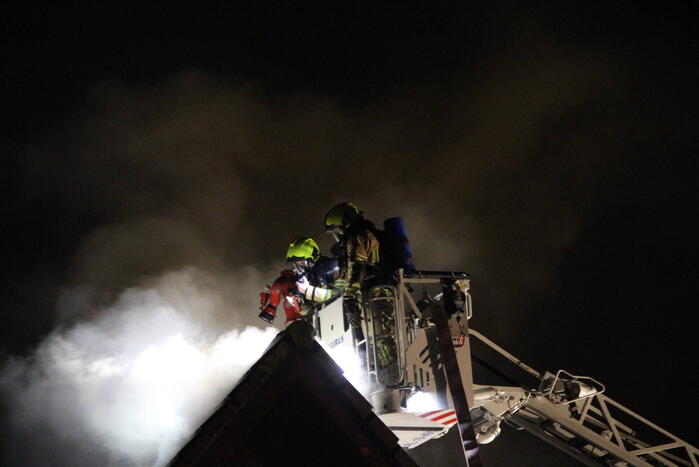 Uitslaande brand in tuinhuis slaat over naar woning