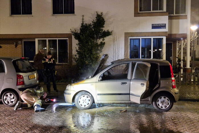 Geparkeerde auto vliegt in brand