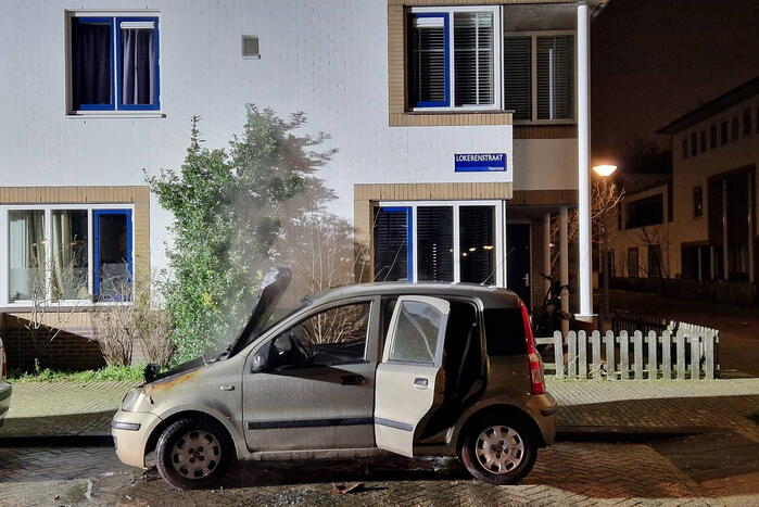 Geparkeerde auto vliegt in brand