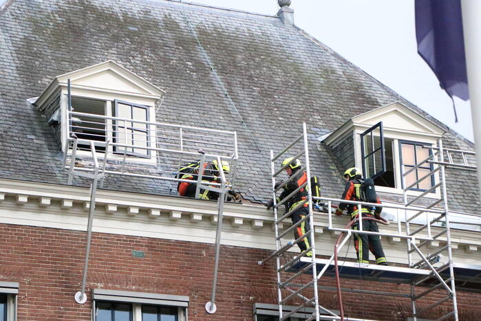 Brand op dak van bibliotheek