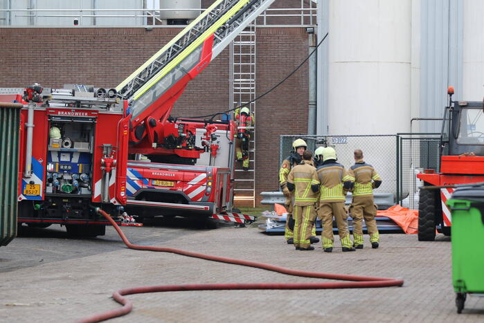 Uitslaande brand op dak van industriepand